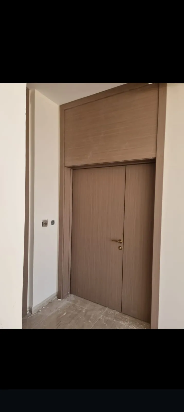 Feature door installation, Dubai villa interior fit-out — photo 5