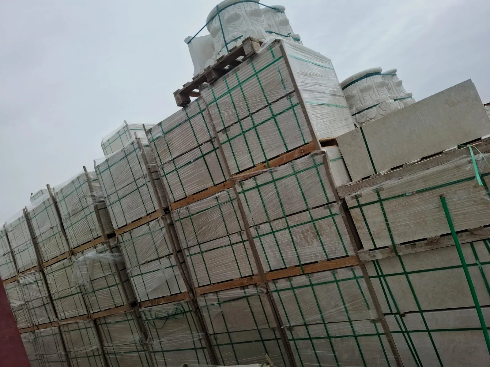 Natural stone material supply, Dubai villa construction site — photo 1